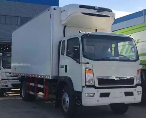 26 Ft Refrigerated Box Truck Lorries With Liftgate 18 Volume 90KM/H